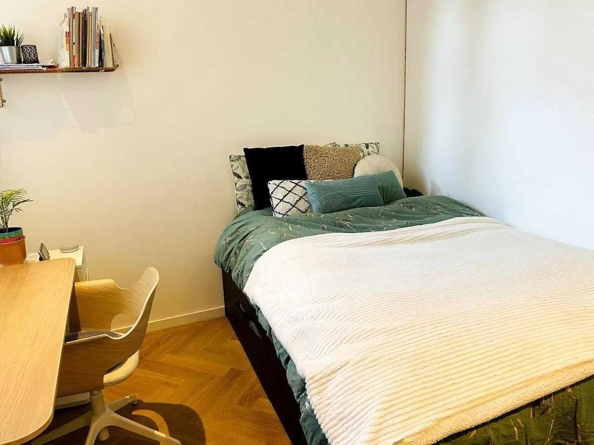 Spacious Familyhouse With Garden In Amsterdam Zuid هولندا